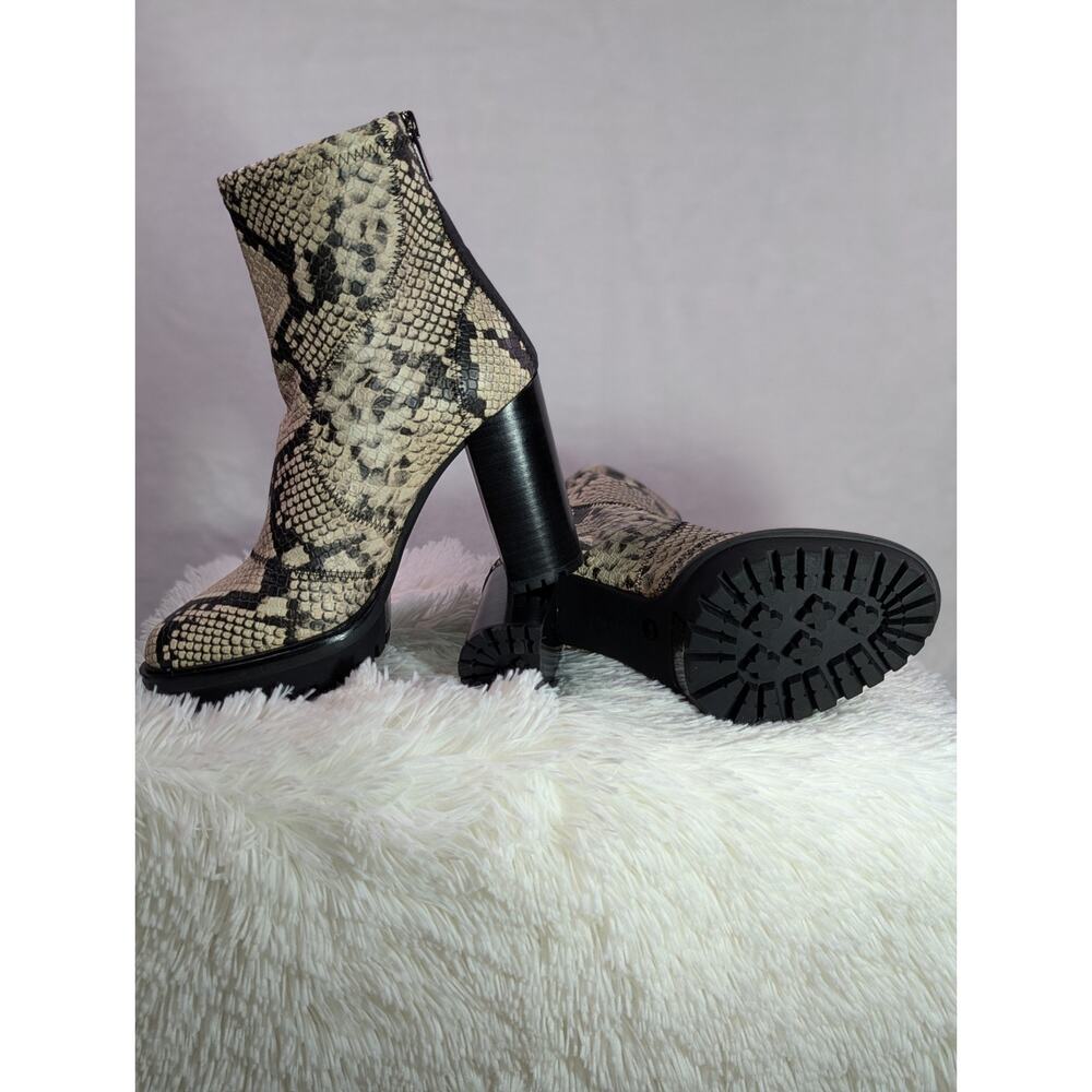 Vince Camuto Sz 7 Erettie Lug Sole Platform Block Heel Booties Black/White Snake - Picture 2 of 10